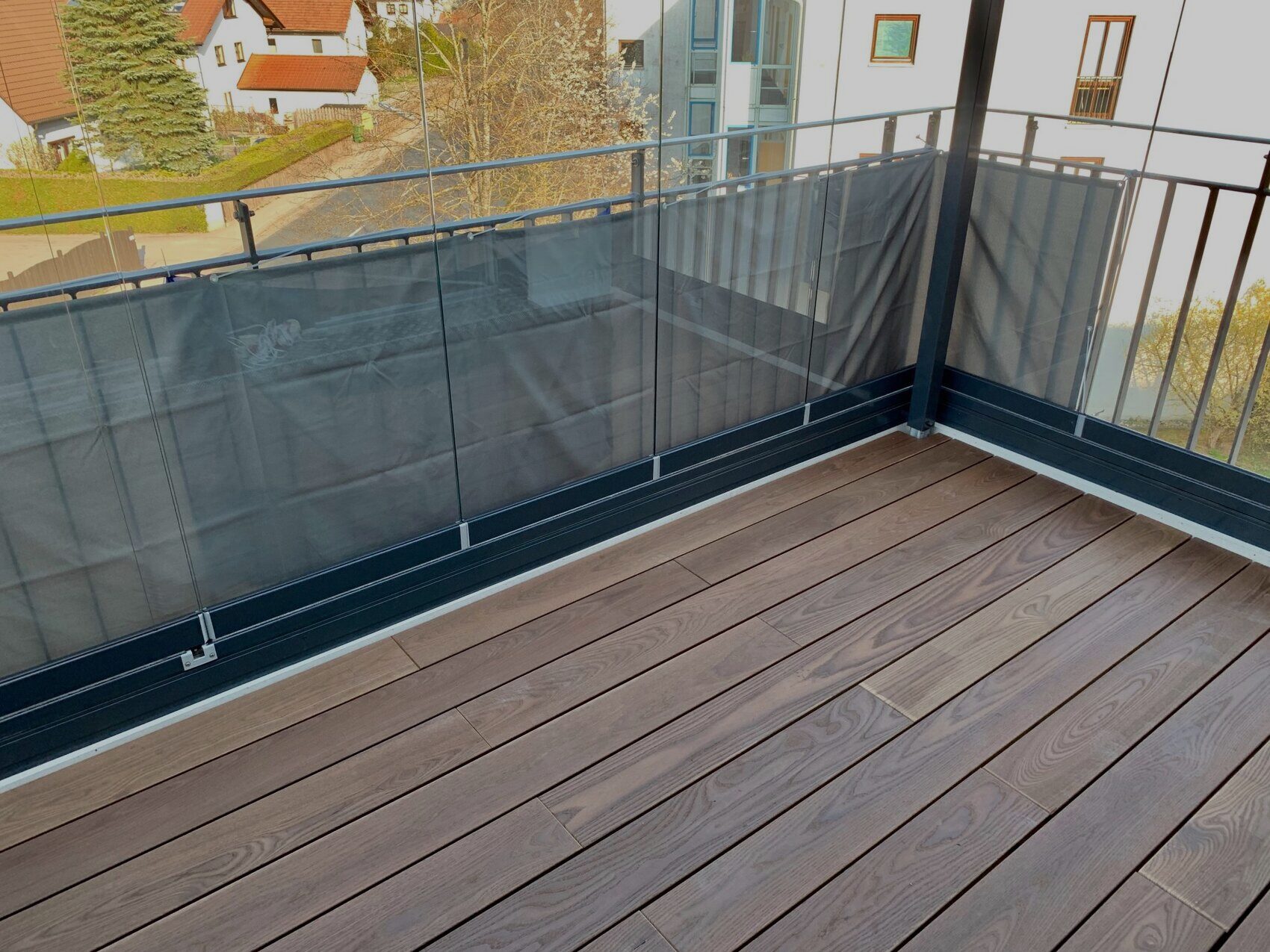 Holzterasse im dunklem Braun